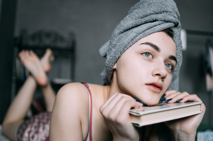Cô gái trẻ và quyển sách